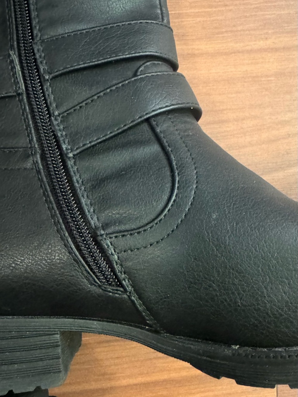 Classic Black Knee-High Women's Boots - Sleek Zipper Detail - Picture 4 of 9